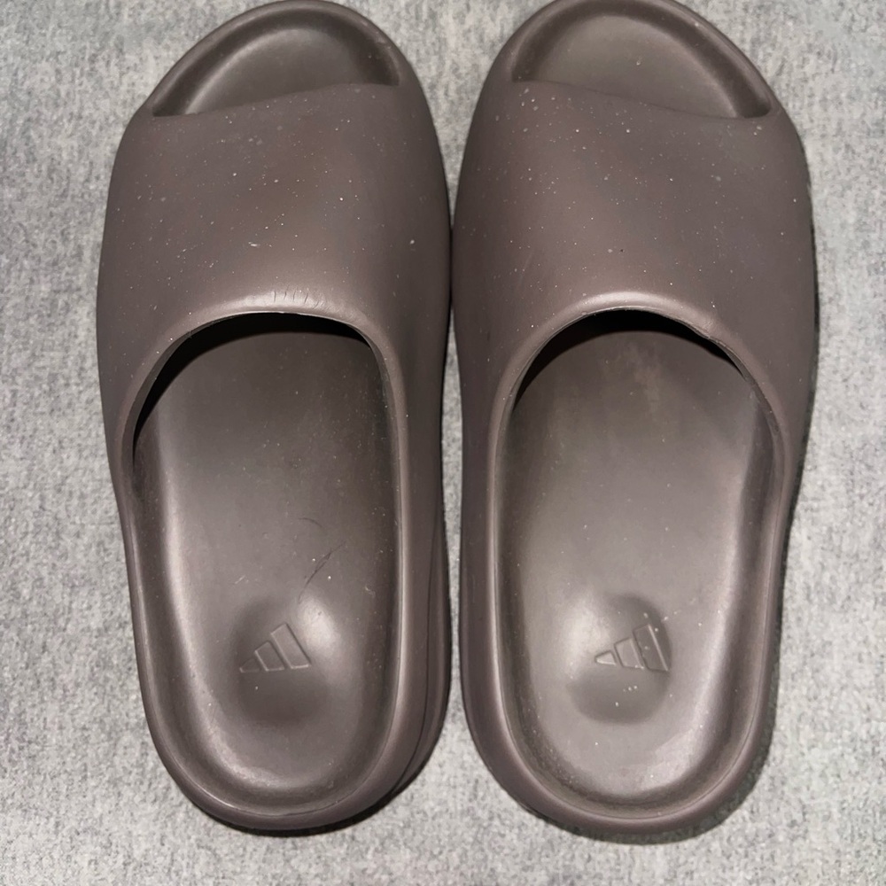 YEEZY SLIDES